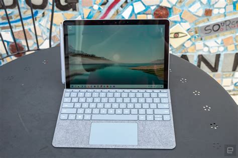 Surface Go 3 .